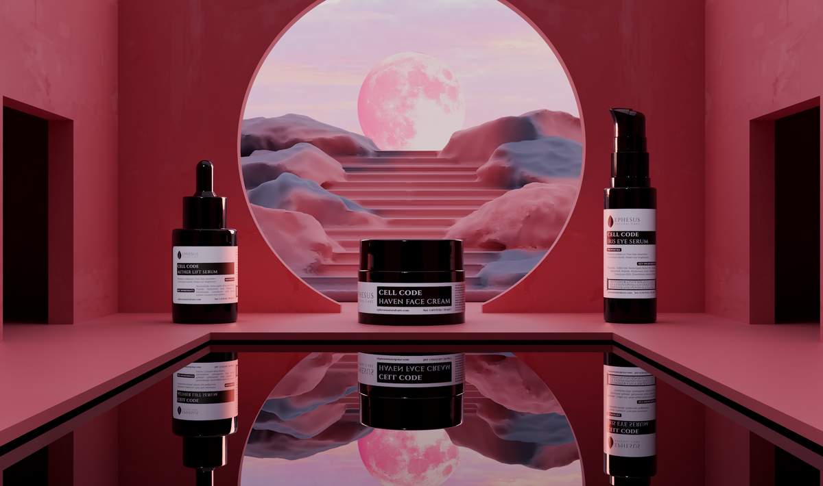 Ephesus Natural Care Cell Code serisi: Aether Lift Serum, Haven Face Cream ve Iris Eye Cream, dolunaylı pembe sahnede yansımalarıyla